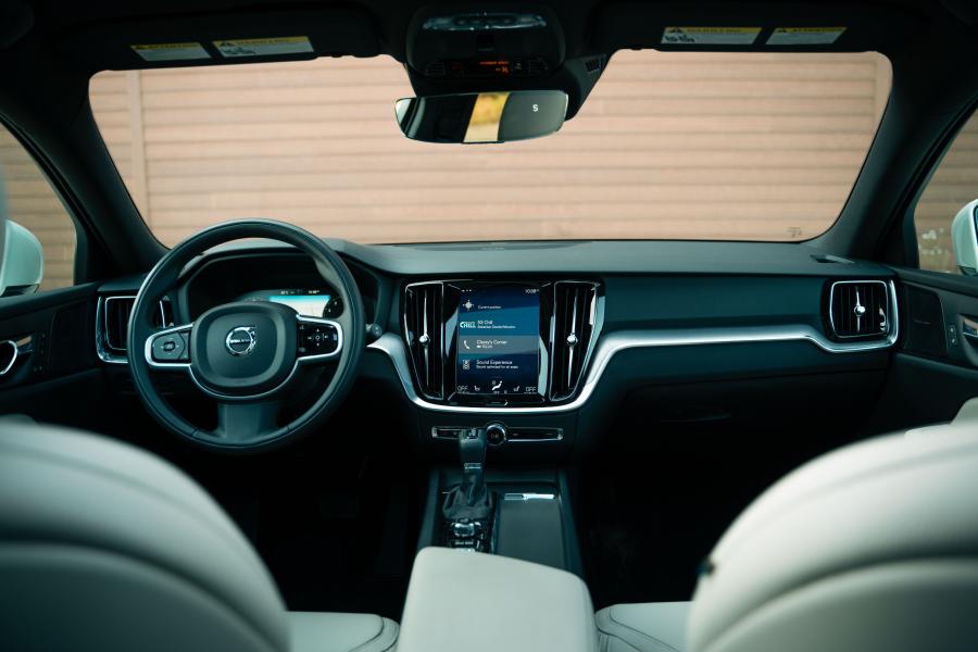 Торпедо Volvo V60 T5 Cross Country 2018 года  (NA) (фото 8 из 17)
